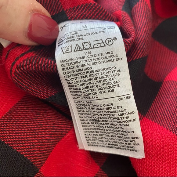 Women’s GAP Size M long sleeve red & black blouse like new extra buttons - Picture 7 of 11